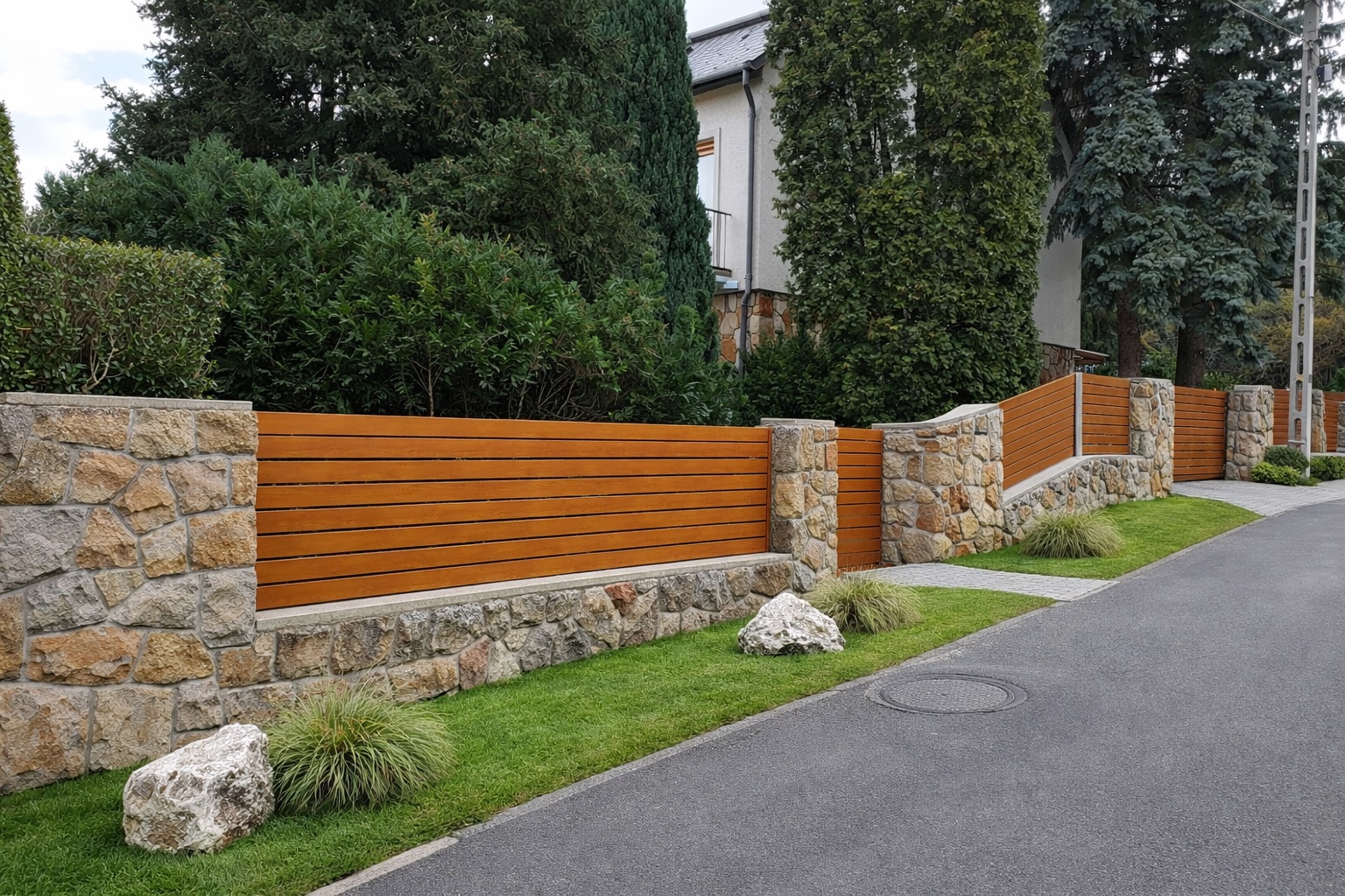 Recinzione effetto legno rovere su muretto in pietra naturale