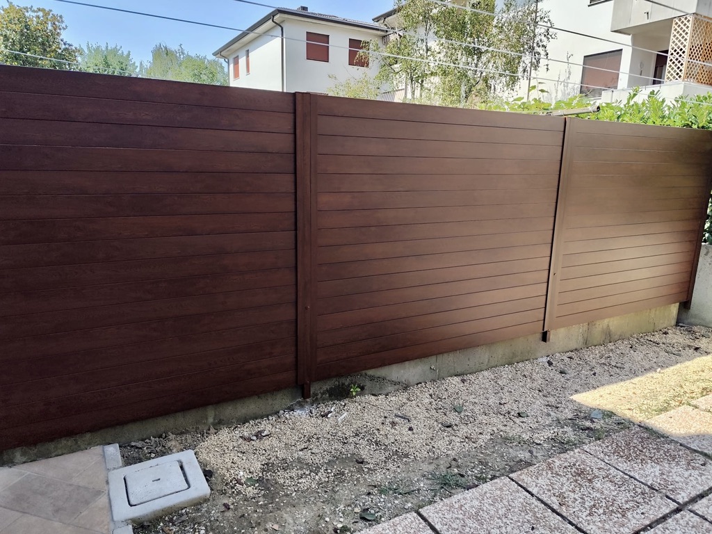 Recinzione Effetto Privacy in Alluminio Ciliegio a Cervignano