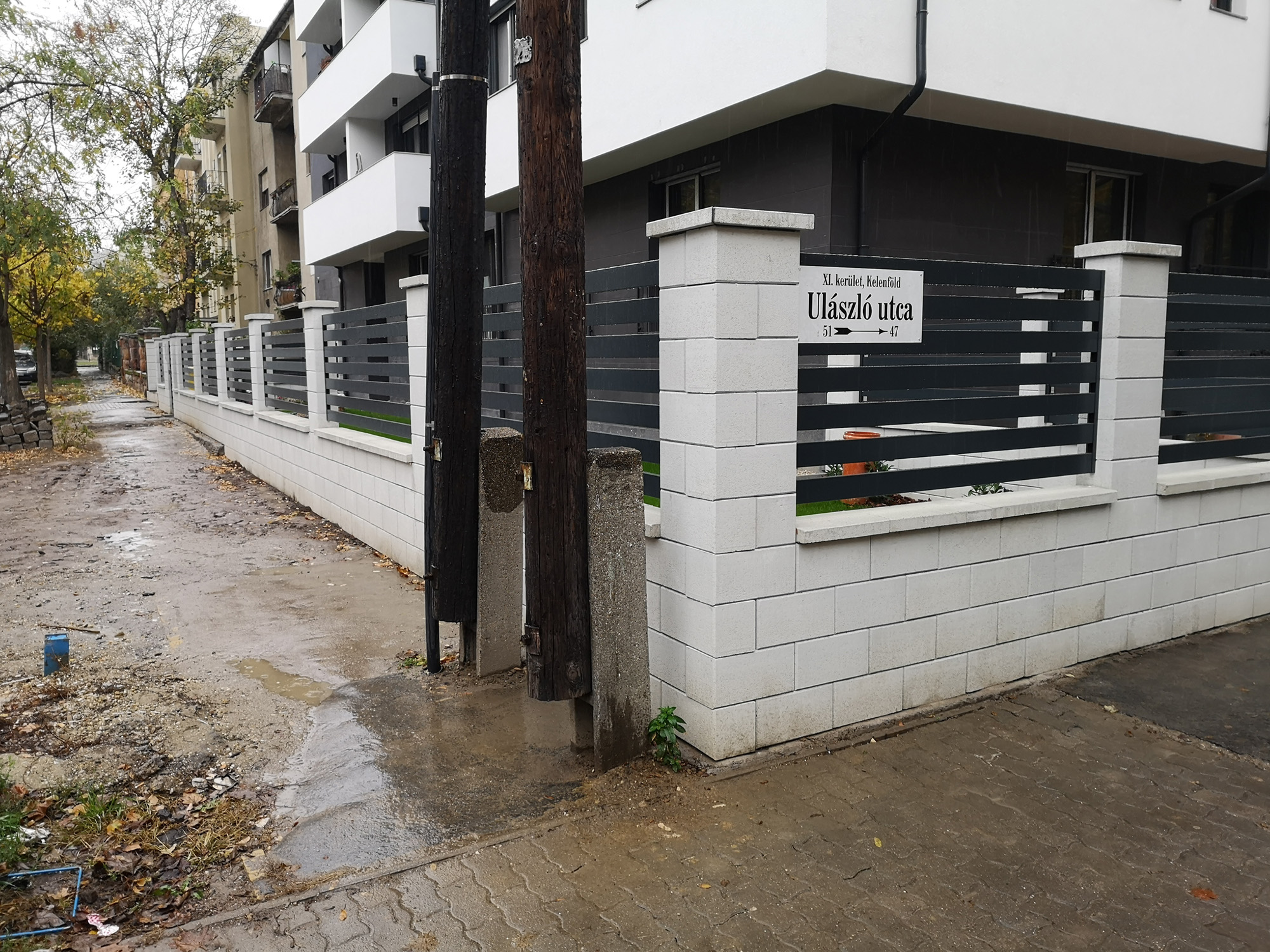 Recinzione moderna antracite con doghe orizzontali su muretto