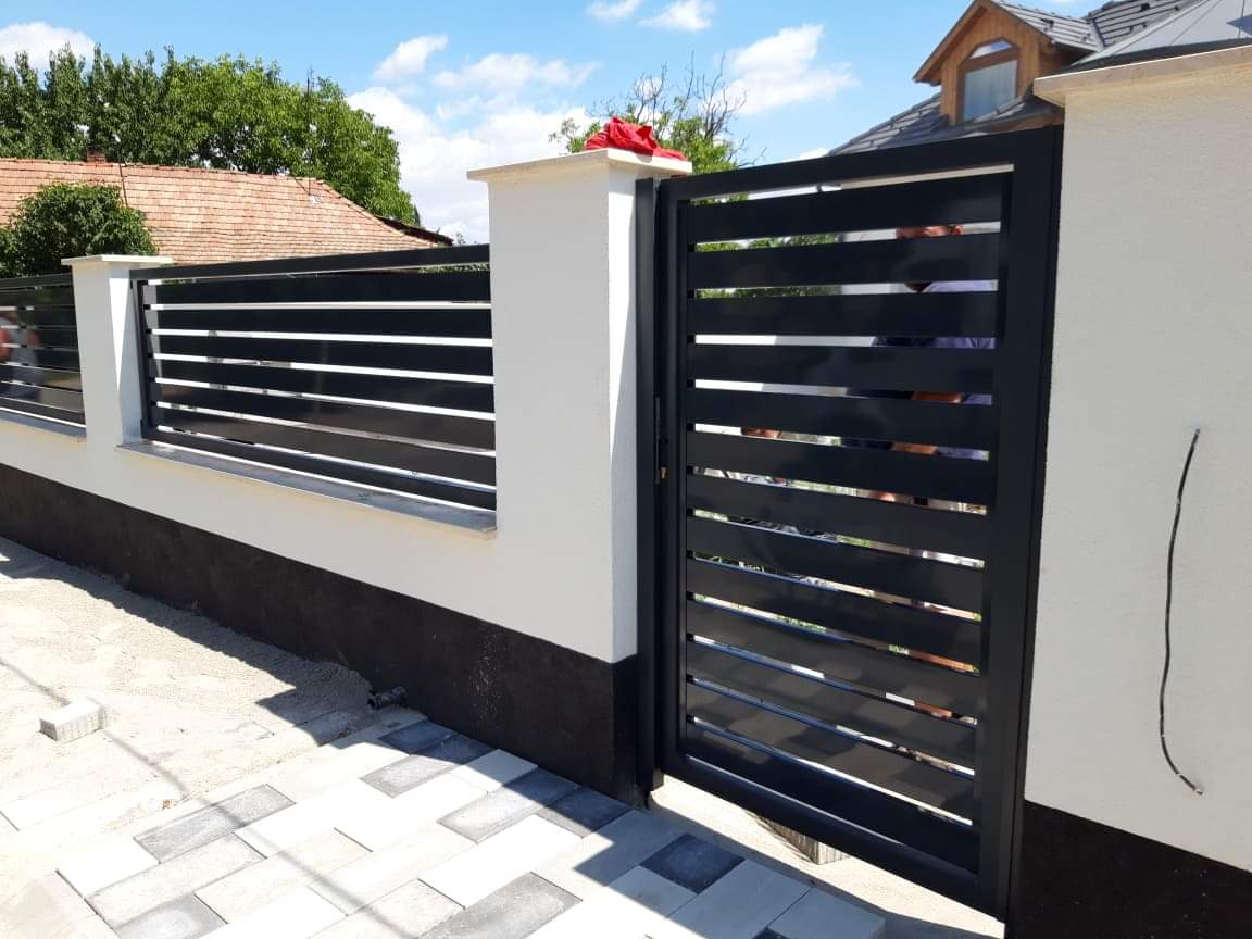 Cancello pedonale e recinzione in ferro nero con doghe orizzontali