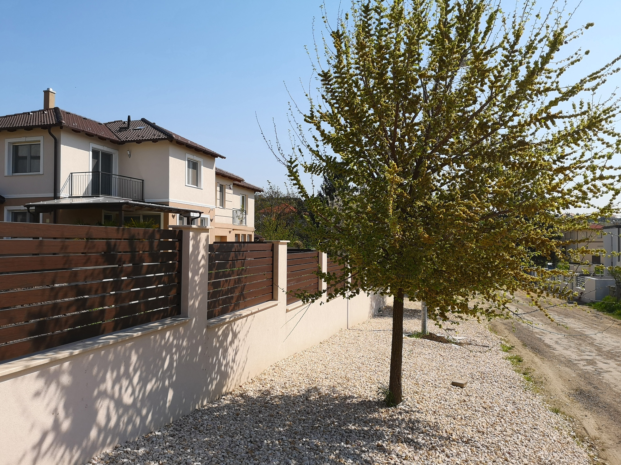 Recinzione moderna con lamelle orizzontali