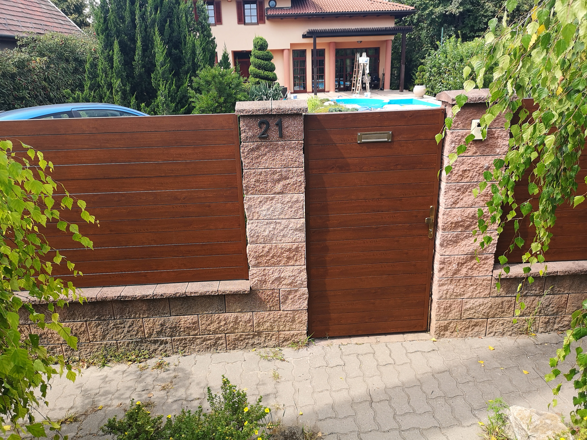 Cancello scorrevole effetto legno con telaio in ferro