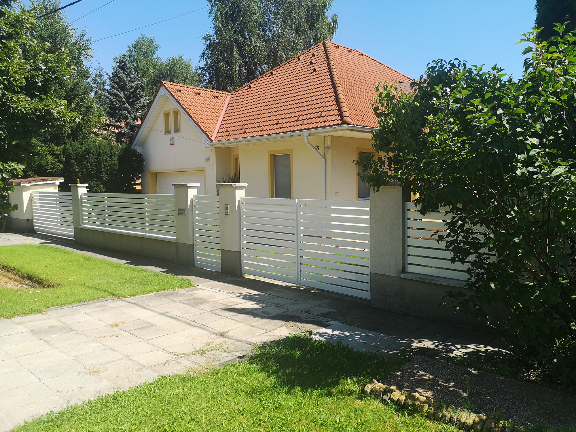 Recinzione e cancello pedonale antracite su basamento in calcestruzzo