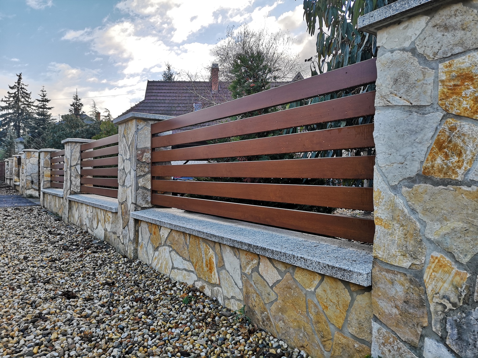 Recinzione metallica con lamelle dense e look premium