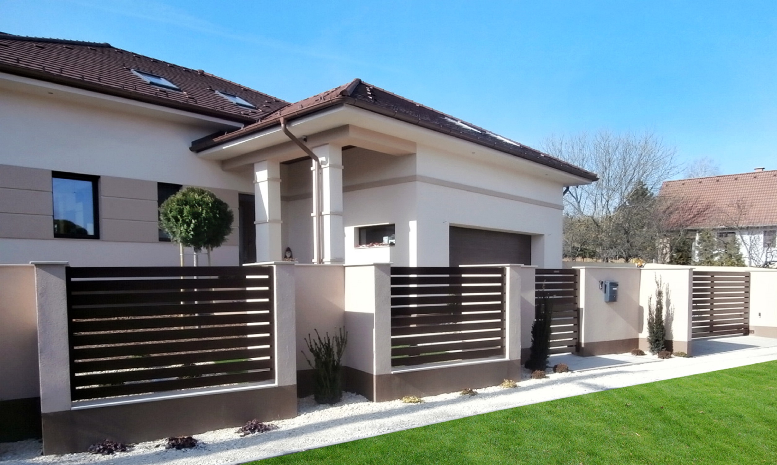 Cancello e porta pedonale effetto legno con pilastri in pietra