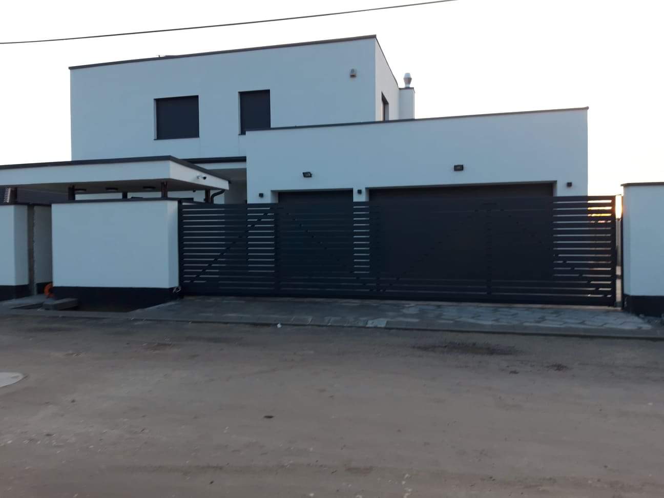 Minimalismo Monumentale: Cancello Scorrevole in Nero Assoluto