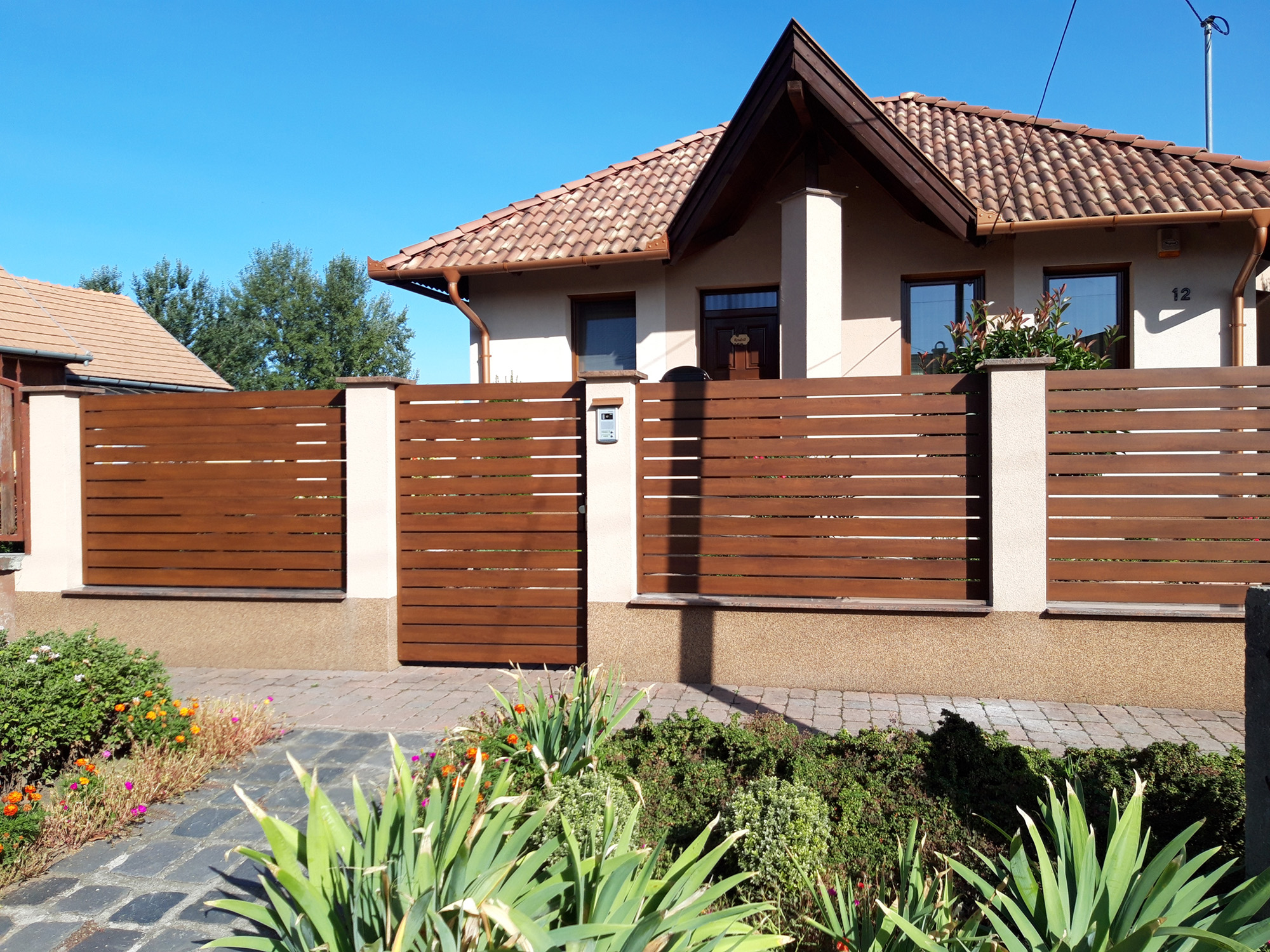 Geometrie Coordinate: Recinzione Moderna e Cancello Integrato