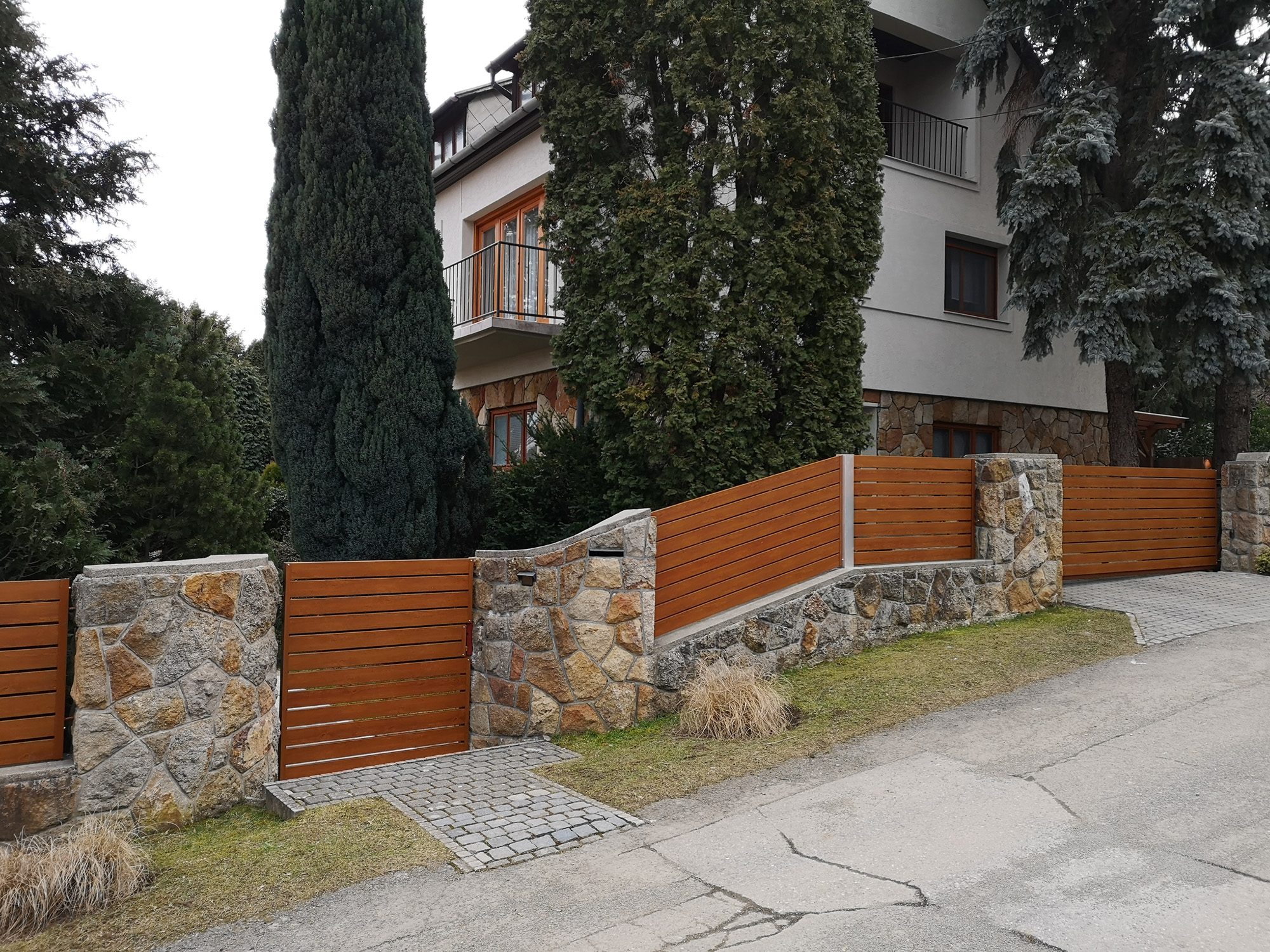 Recinzione effetto legno con basamento e pilastri in pietra