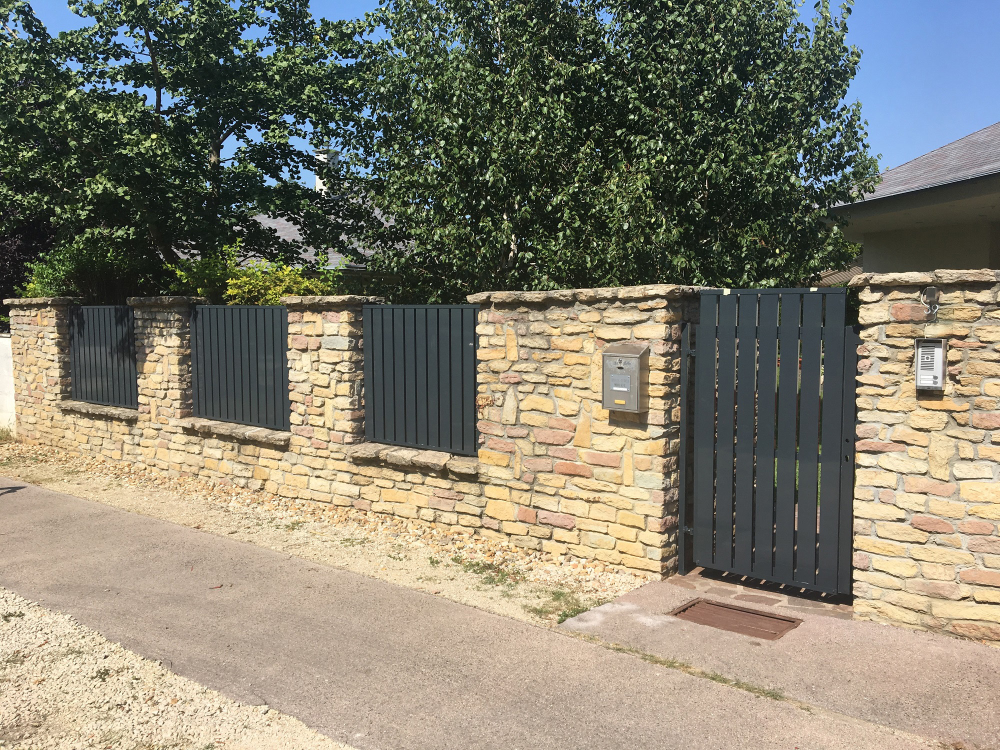 Recinzione metallica moderna con cancello pedonale (design verticale)