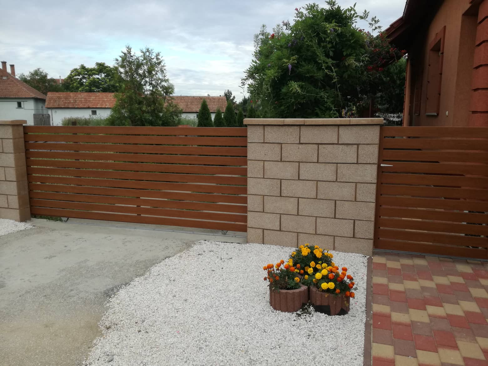 Cancello scorrevole effetto legno con recinzione coordinata