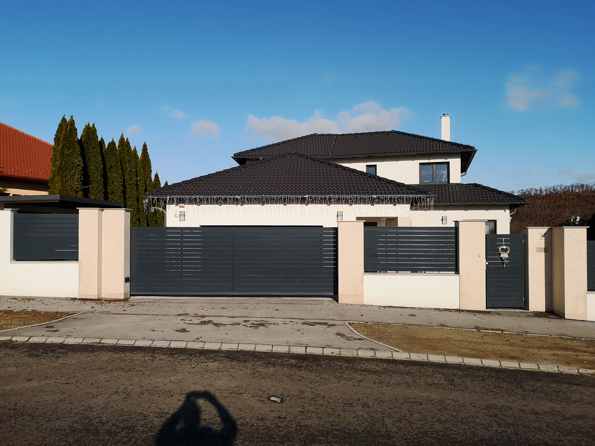 Cancello scorrevole e recinzione antracite per villa moderna